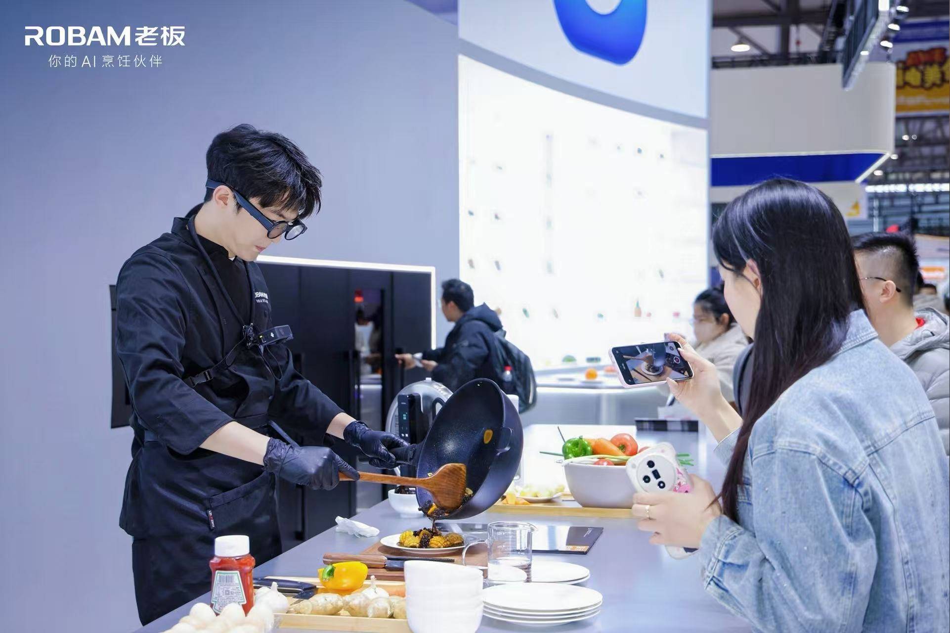 能用眼鏡做飯？老板電器發(fā)布全球首款A(yù)I烹飪眼鏡