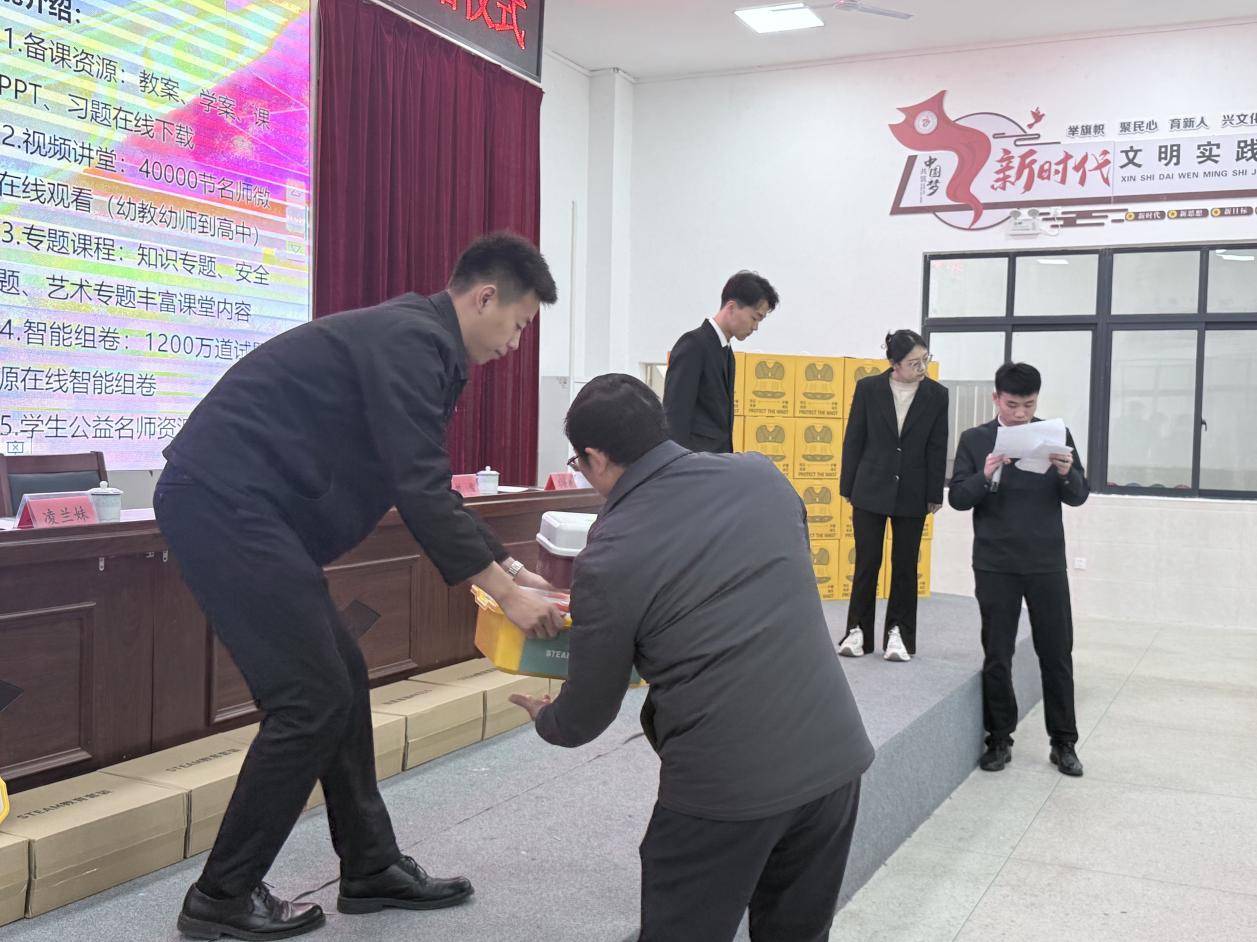 智創(chuàng)未來 情暖校園——尋烏縣實(shí)驗(yàn)小學(xué)圓滿承辦“科技助教”公益捐贈(zèng)儀式