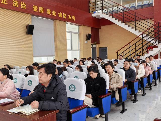 鄭州高新區(qū)蓮花街小學召開家委會會議