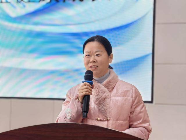 鄭州高新區(qū)蓮花街小學召開家委會會議