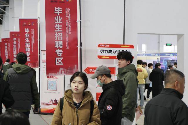 北京年后首場(chǎng)大型招聘會(huì)開(kāi)場(chǎng)！有人下火車(chē)拎箱子直奔現(xiàn)場(chǎng)