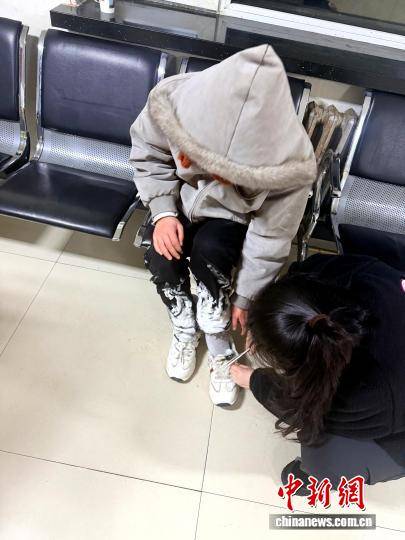 游客夜游界江迷路 最北移民管理警察開“拖拉機(jī)”硬核救助