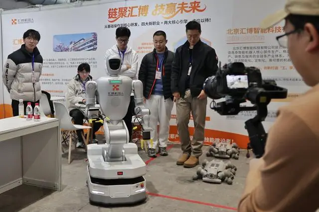 北京年后首場(chǎng)大型招聘會(huì)開(kāi)場(chǎng)！有人下火車(chē)拎箱子直奔現(xiàn)場(chǎng)