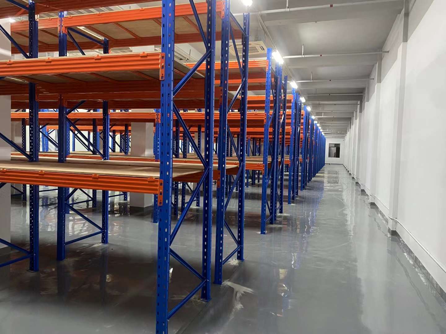 2026年懸臂貨架怎么挑？行業(yè)認(rèn)可的廠商在這，橫梁式貨架/線棒流利貨架/伸縮板材貨架/托盤駛?cè)胧截浖?，懸臂貨架產(chǎn)品哪家好