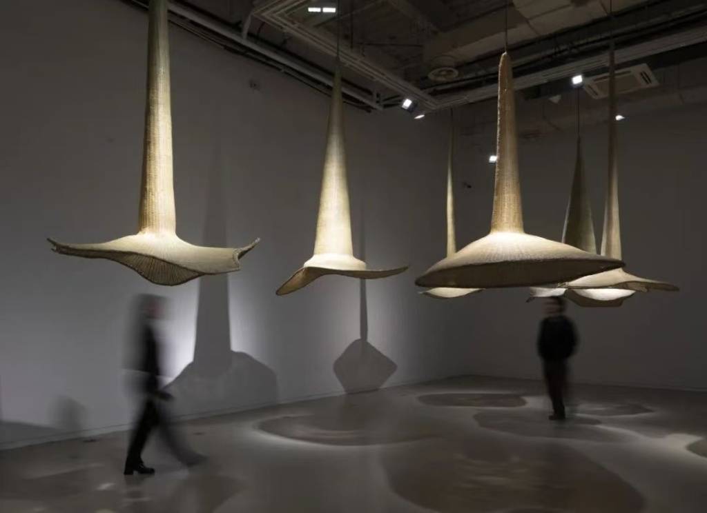 上海雙年展落幕前迎來觀展熱潮，女性藝術敘事令人矚目